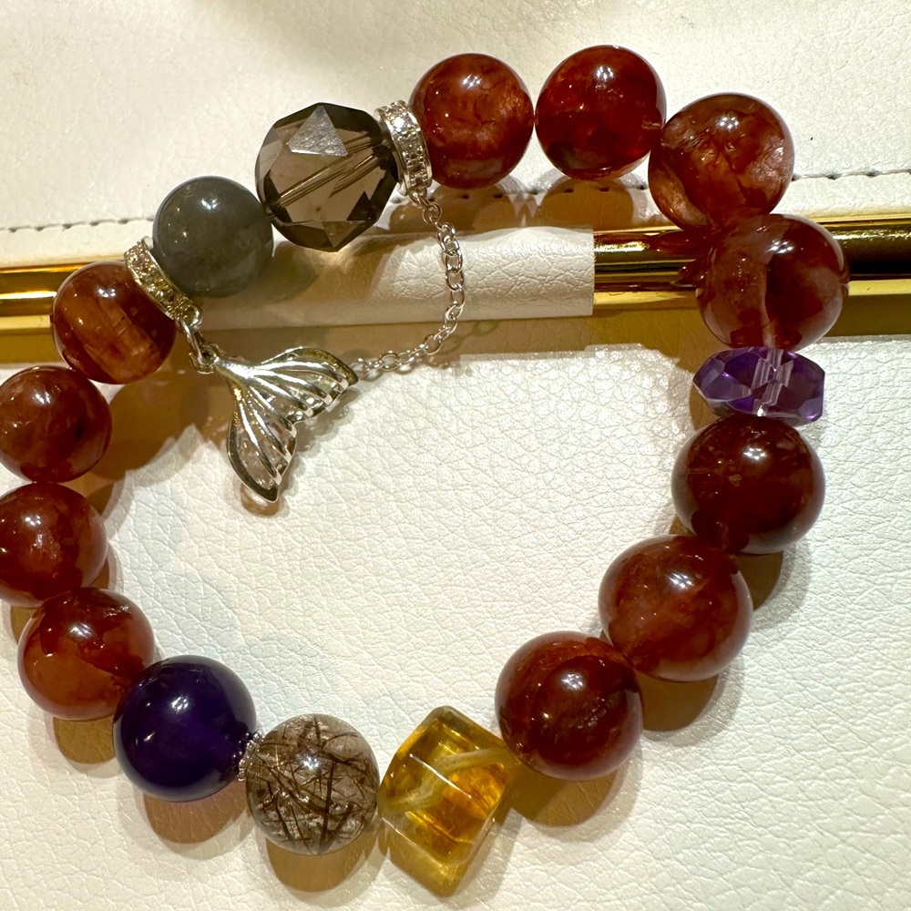 This is an amazing combination of crystals that bring you many good energy.
